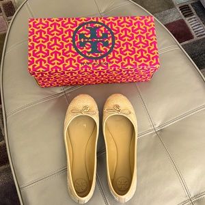 Tory Burch Chelsea leather stitched logo ballet flat - size 8